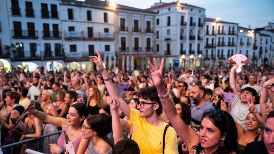 Fotogalería |  Cáceres sintoniza el Dial a casi 40 grados