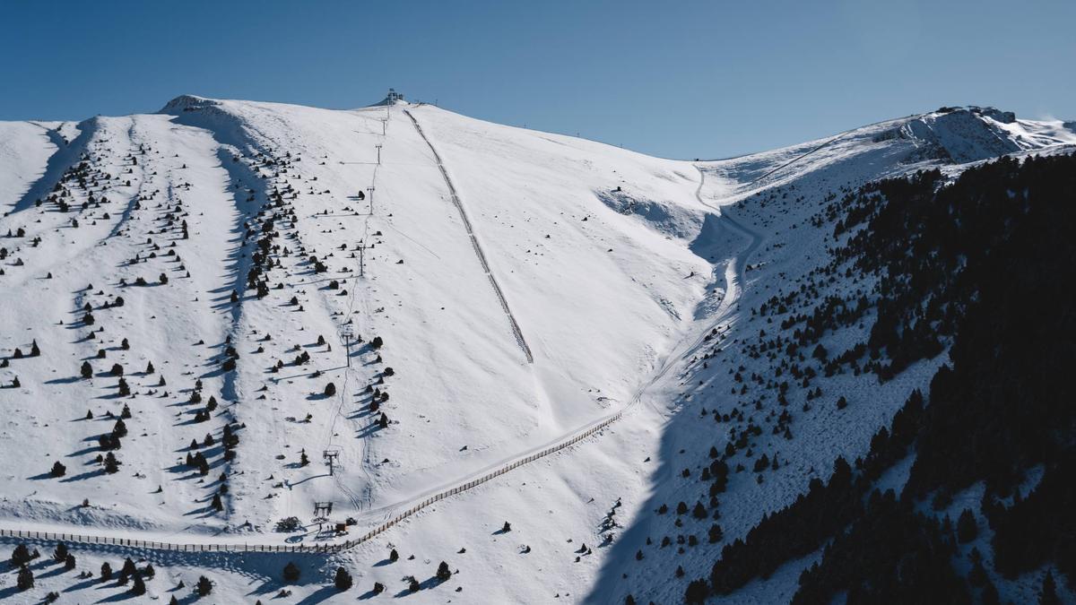 La nueva zona de encampadana en Canillo está equipada con el telesilla Seig.