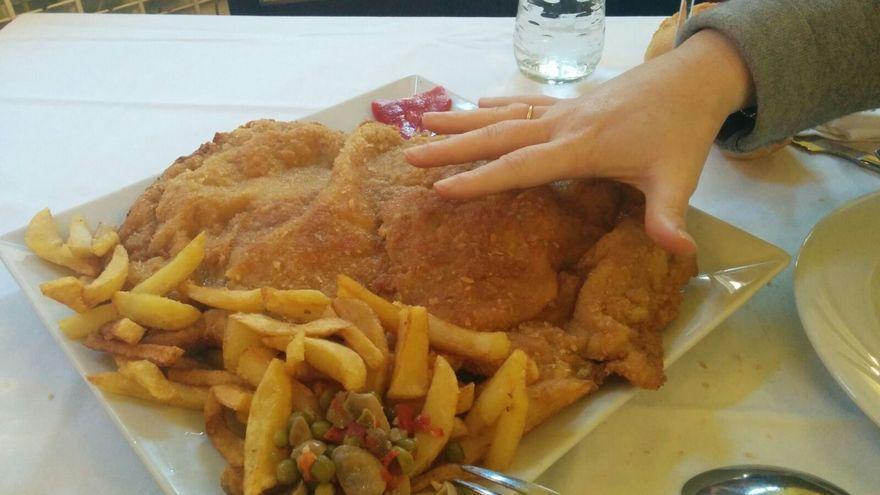 Un cachopo, icono de la gastronomía asturiana.