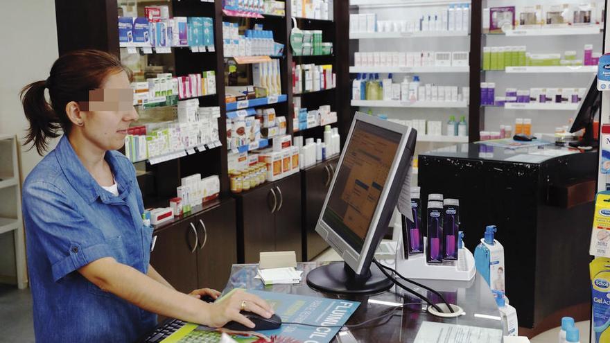 Una farmacéutica muestra la pantalla del ordenador.