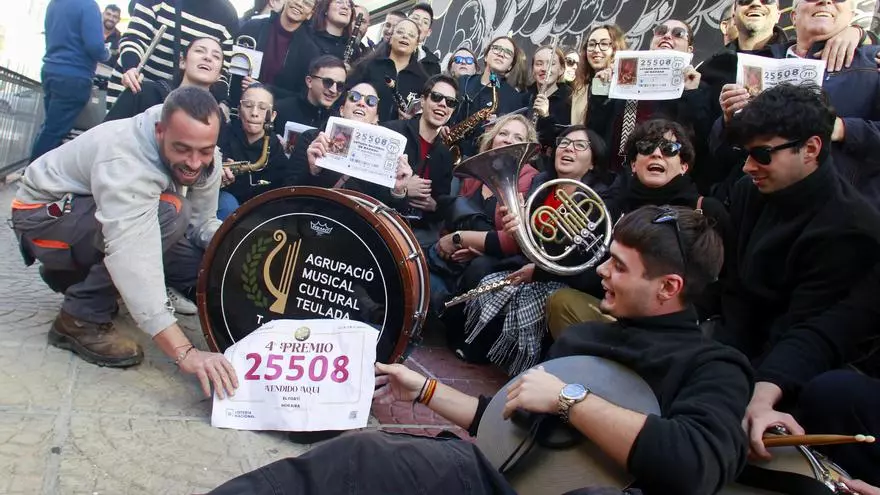 Emoción entre los agraciados con el cuarto premio de la Lotería de Navidad de Moraira