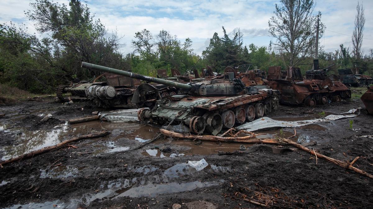 Tanques rusos destruidos y personal armado cerca de la ciudad de Izium, en Ucrania.