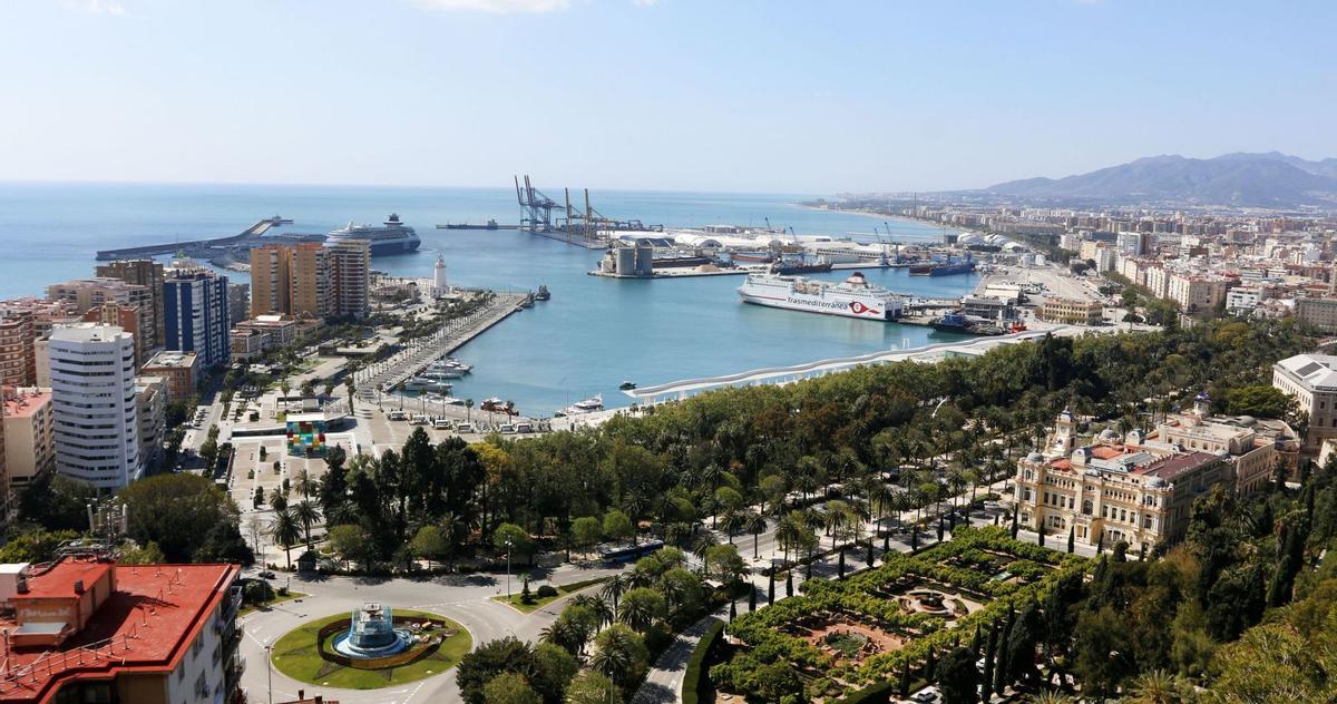 Vista del Muelle Uno desde Gibralfaro, dos de los puntos donde más vuelos irregulares se detectan en la capital. | L.O.