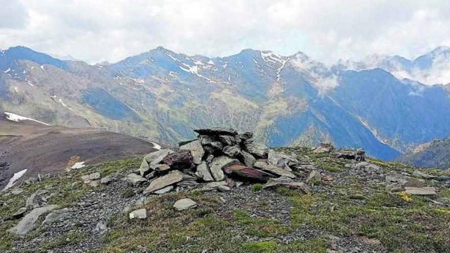 La vista desde la Pena Blanca divisa abajo el Puerto de Plan y delante la cresta fronteriza con el Valle de Rioumajou francés.