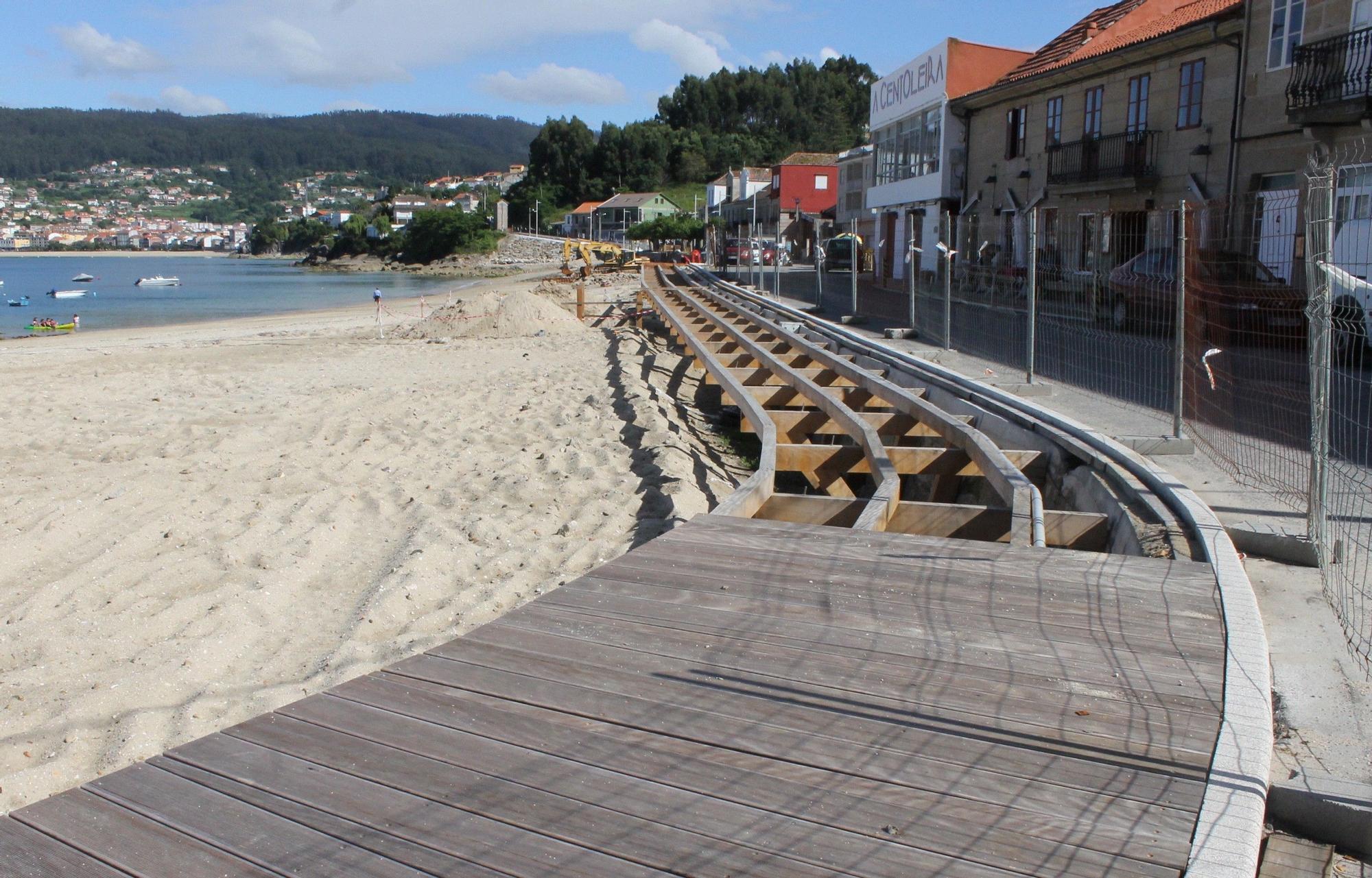 Las obras de construcción del paseo de la Praia de Beluso.