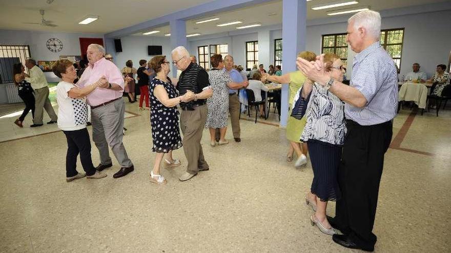 Los mayores de Silleda celebraron ayer un nuevo &#039;Venres de Parranda&#039;. // Bernabé/Javier Lalín