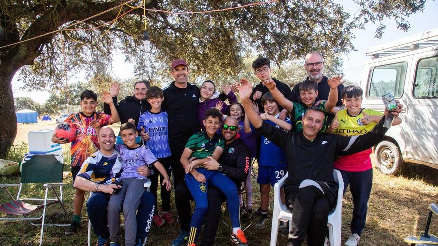 Centenares de personas acampan en la dehesa junto a la ermita Bótoa desde el viernes