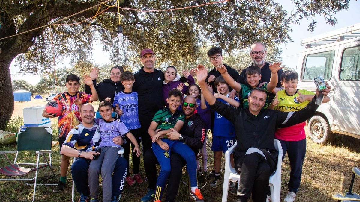 Quini Durán y sus amigos disfrutan de la acampada en los aledaños de la ermita de Bótoa