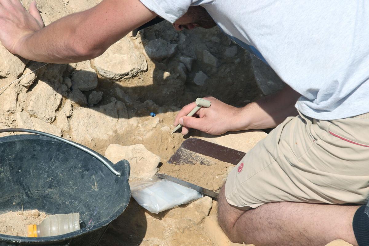 GRA111. PINILLA DEL VALLE (MADRID), 06/09/2015.- Trabajos arqueológicos en una nueva cueva descubierta en el yacimiento del nuevo parque "Valle de los Neandertales", presentado hoy por la presidenta de la Comunidad de Madrid, Cristina Cifuentes. El sitio arqueológico que configura el parque es el resultado de doce años de hallazgos de restos en este asentamiento madrileño. EFE/Angel Díaz