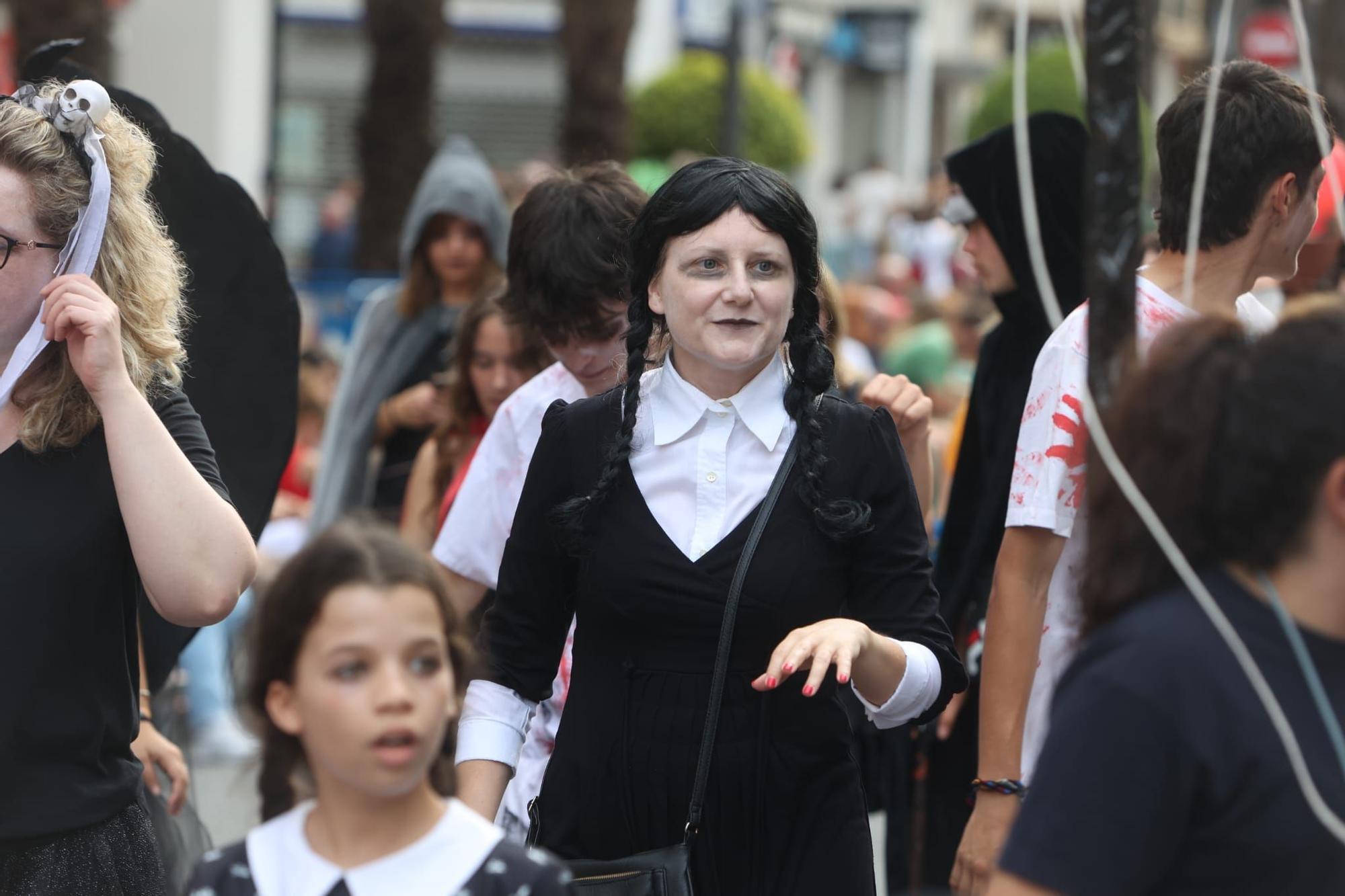 Las 89 hogueras y 20 barracas inundan las calles de Alicante con el tradicional desfile del Ninot