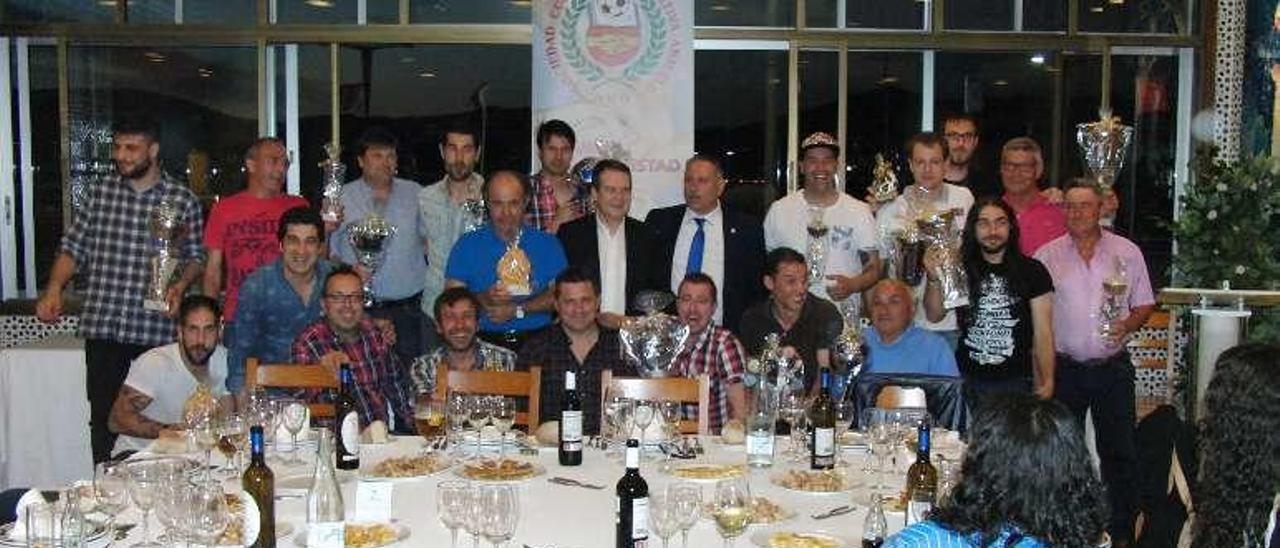 Los ganadores del torneo, con el alcalde Abel Caballero y el presidente de la SCD Amistad, Manuel Rodríguez.