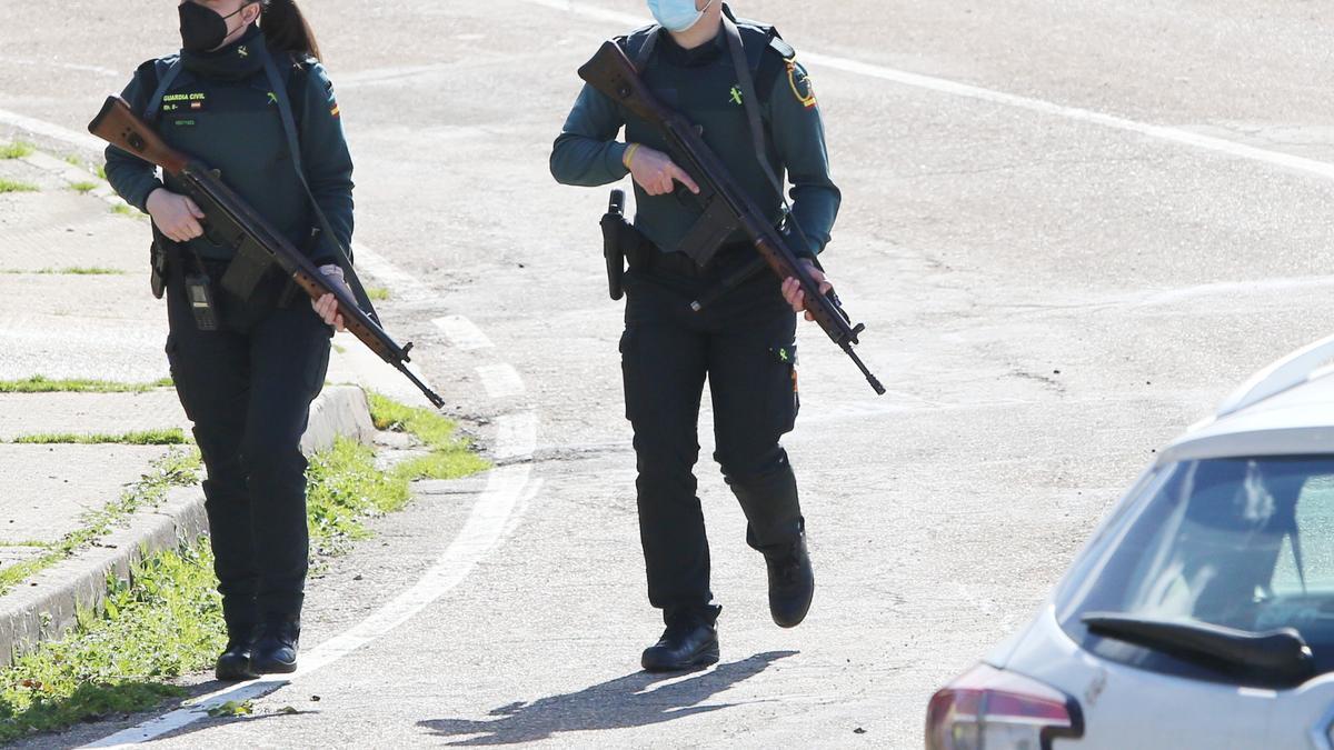 Agentes de la Guardia Civil durante la búsqueda del hombre acusado de matar a otro de un disparo.