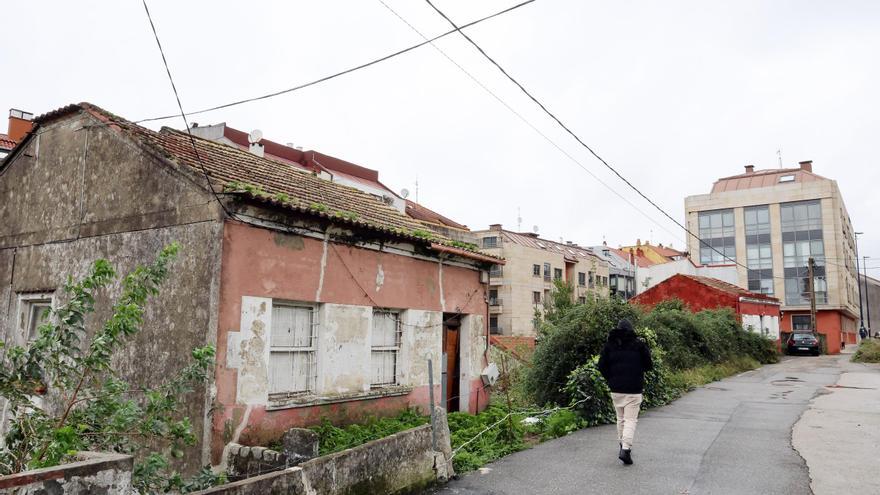 Los okupas toman la mitad de una calle viguesa asolada por casas abandonadas