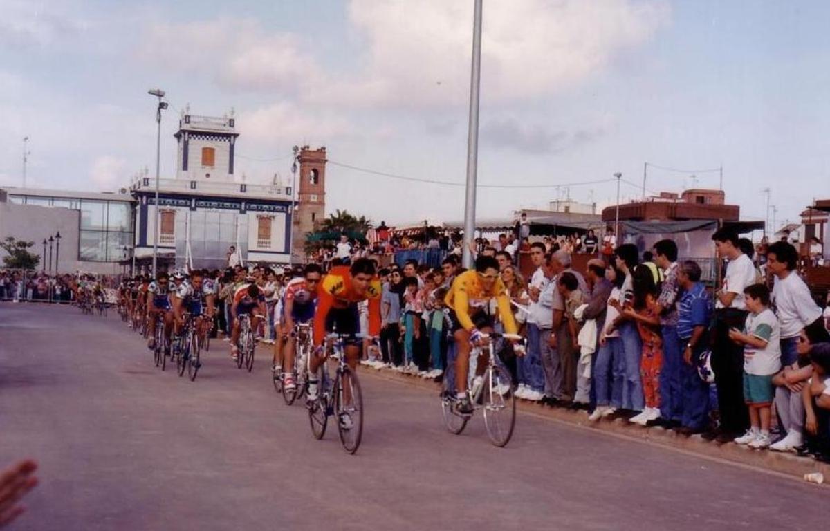 El club Sport Ciclista Alqueriense homenajea a una leyenda del ciclismo mundial en les Alqueries.