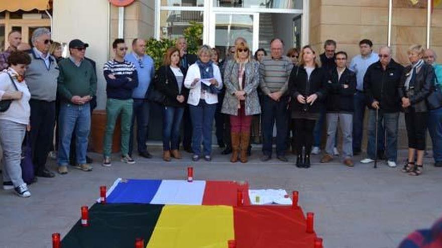 Minuto de silencio en Calp por el ataque terrorista en Bruselas