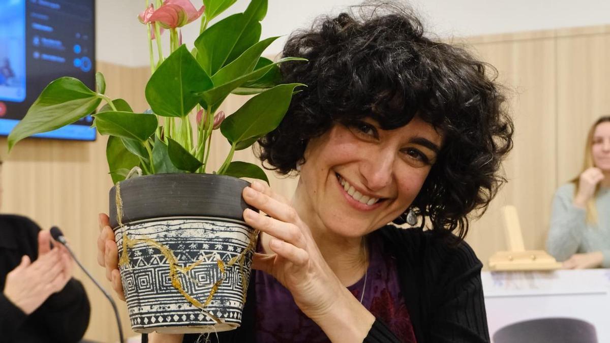 Neus Martí monstrant el test que van reconstruir amb la tècnica Kintsugi, simbolitzant que, tot i venir de l'hivern més dur, es pot tornar a florir