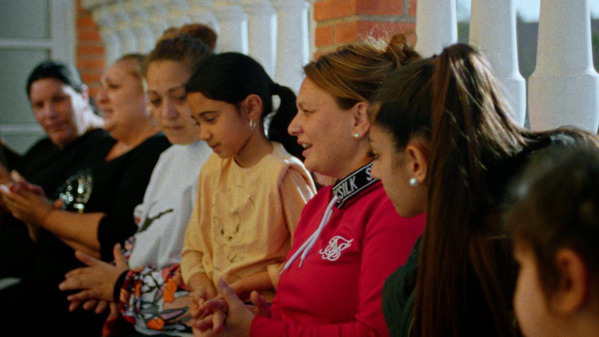 Varias mujeres participan en la Asociación de Gitanas Feministas por la Diversidad (AGFD) durante la gravación del documental 'Carmen, sin miedo a la libertad'.