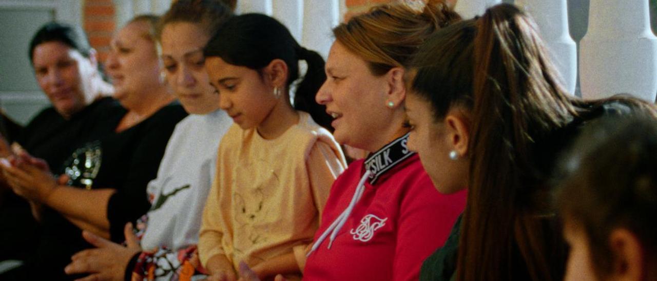 Varias mujeres participan en la Asociación de Gitanas Feministas por la Diversidad (AGFD) durante la gravación del documental &#039;Carmen, sin miedo a la libertad&#039;.