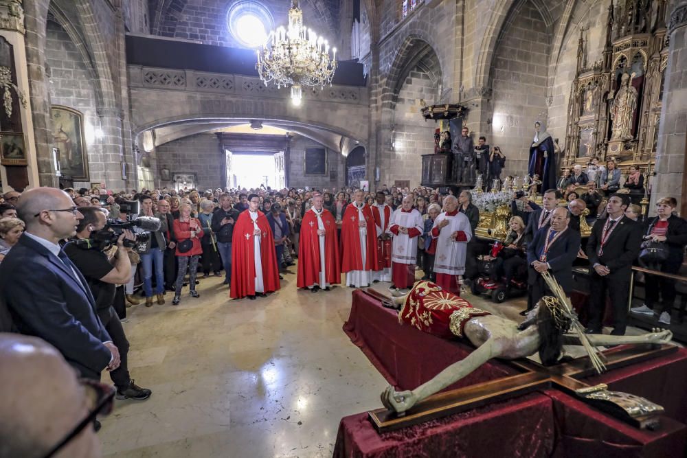 Multitudinario Davallament del Crist de la Sang