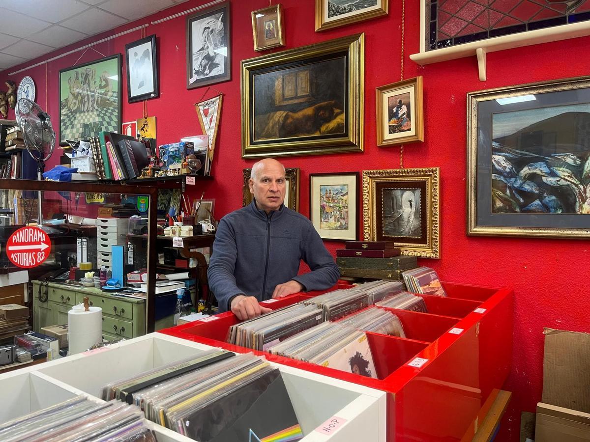 Norberto Brizzi, en su tienda de antigüedades, La Galería.