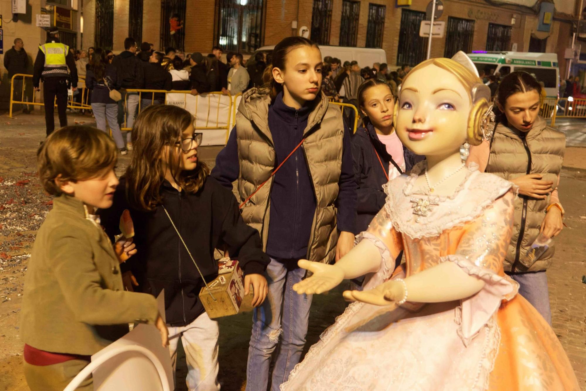 Galería de fotos de la 'cremà' de las Fallas de Burriana 2024