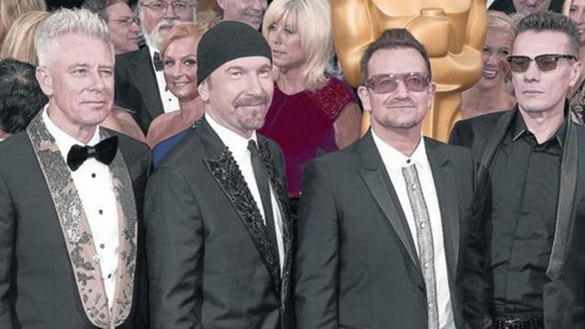 U2 al completo: Adam Clayton, The Edge, Bono y Larry Mullen Jr., con el esmoquin a punto en la última gala de los Oscar.