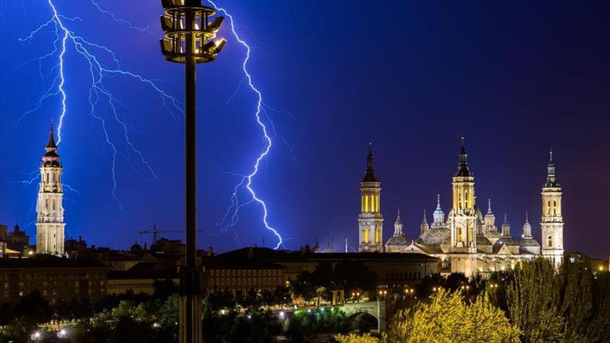 Unos 10.000 hogares se quedan sin luz por la tormenta en Zaragoza