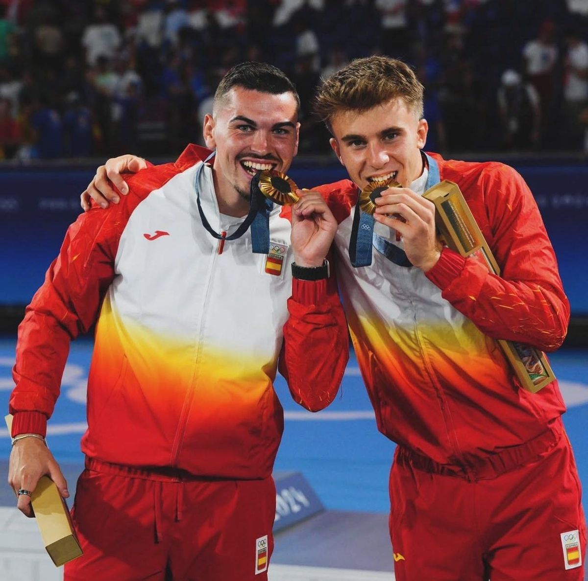 Alejandro Iturbe (i) y Pablo Barrios (d) muerden el oro olímpico logrado en París.