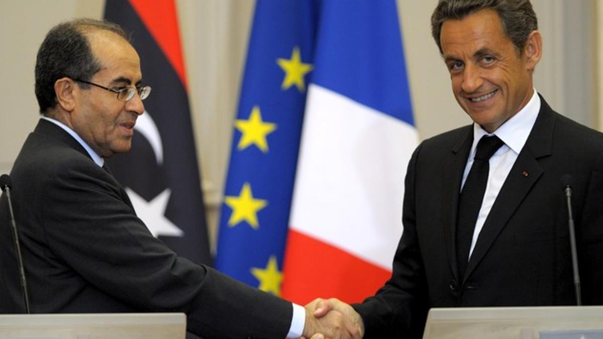 Nicolas Sarkozy (derecha) y el presidente del Consejo Nacional de Transición libio, Mahmud Jibril, el pasado 24 de agosto, en un encuentro en el palacio del Elíseo.