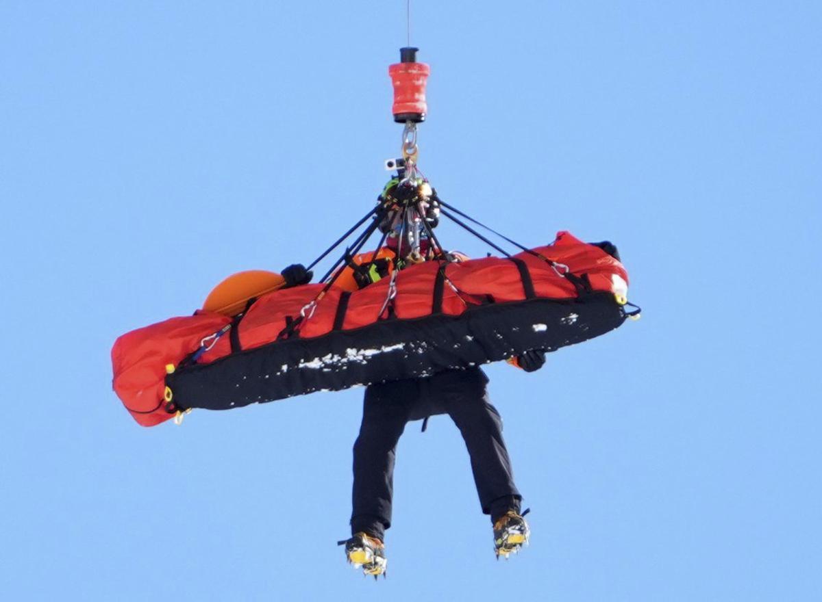 Las asistencias sacan a la esquiadora en un helicóptero. | AP