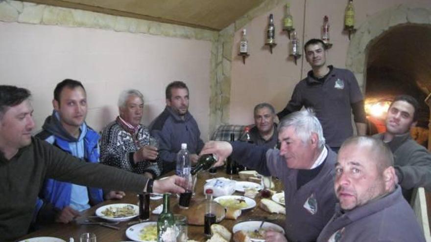 Miembros de la sociedad cinegética gastronómica de Arrabalde en su local social.