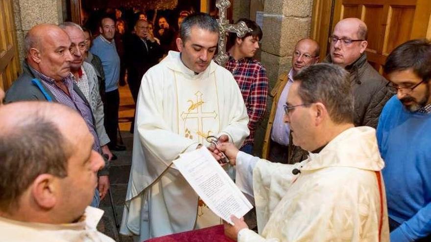 López recibe simbólicamente las llaves de su parroquia. // Bernabé