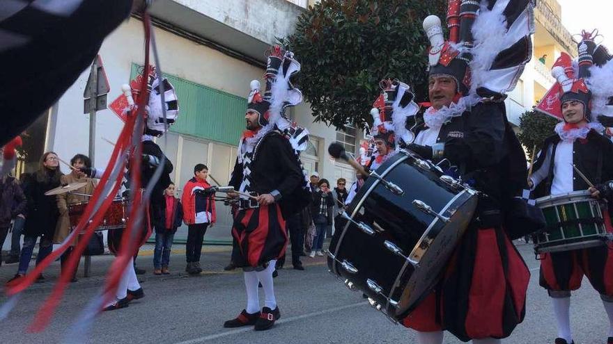 La charanga veigueña &quot;A Folixa&quot; en uno de los desfiles del año pasado.