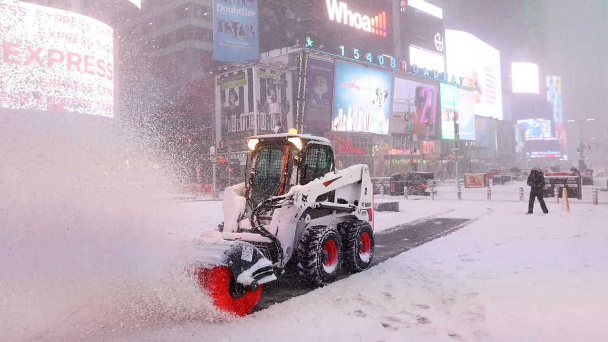 Una máquina quitanieves trata de limpiar Times Square en Nueva York