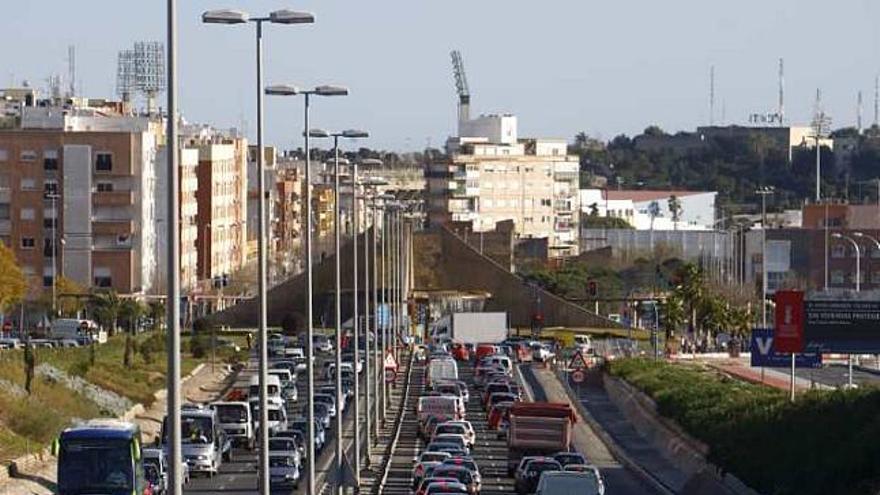 La avenida Jaime I colapsada y, al lado, secuencia de un incidente entre manifestantes y conductores