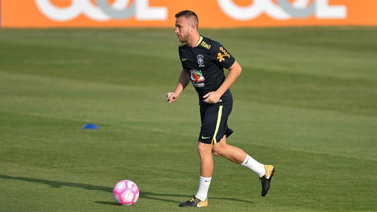 Arthur, durante un entrenamiento con la selección brasileña