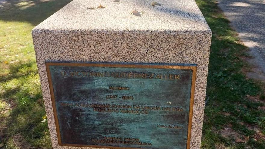 Vandalizan el busto del notario Gutiérrez Aller junto a la Facultad de Derecho de la USC