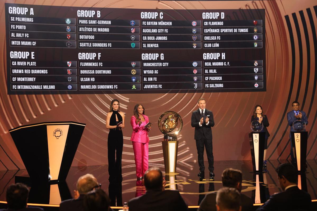 Miami (United States), 05/12/2024.- Italian televsion presenter Diletta Leotta (L) host Samantha Johnson (2L) former Italian soccer star Alessandro del Piero (C) with Singer Gloria Estefan (2R) Peruvian soccer great Teofilo Cubillas (R) following the FIFA Club World Cup 2025 Draw ceremony in Miami, USA, 05 December 2024. FIFA's new club competition will be played for the first time from 15 June to 13?July 2025 in 12 stadiums across the USA. (Mundial de Fútbol) EFE/EPA/CRISTOBAL HERRERA-ULASHKEVICH