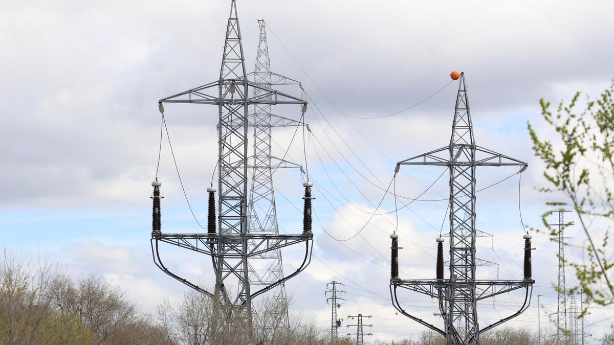 Dos postes eléctricos, imagen de archivo.