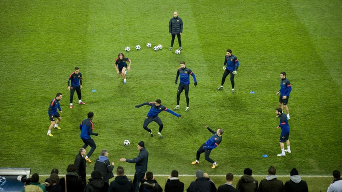 El Barça entrena en el estadio de San Siro antes de enfrentarse al Milan, este miércoles.