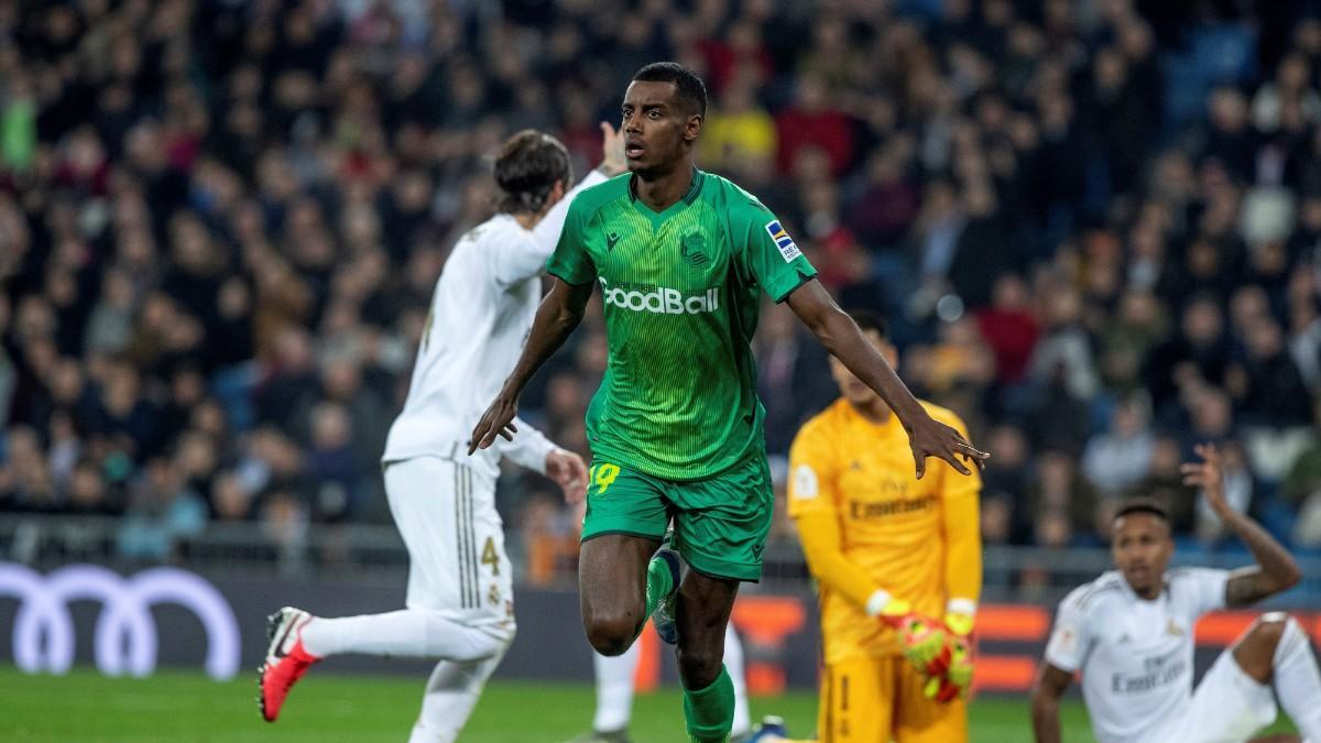 Isak celebra un gol en la victoria de la Real en el Bernabéu