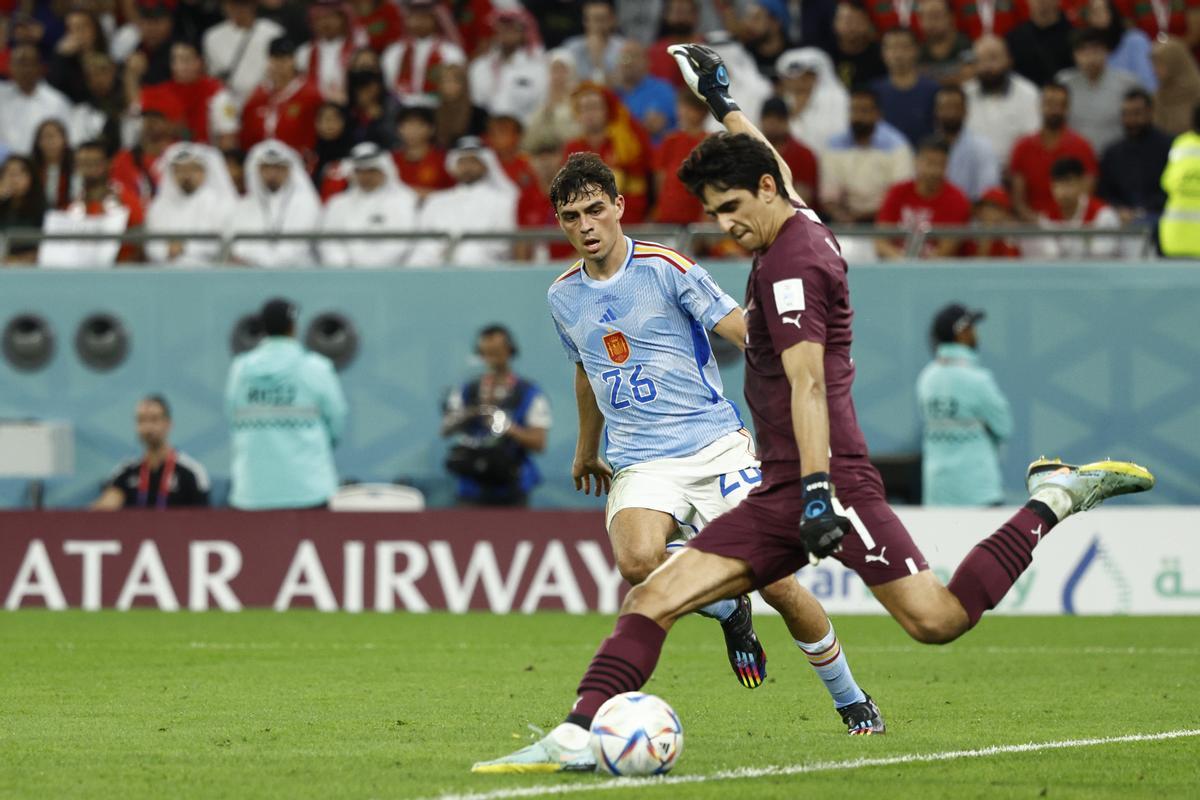 GR2049. RAYÁN (CATAR), 06/12/2022.- Yassine Bounou (d) de Marruecos patea un balón hoy, en un partido de los octavos de final del Mundial de Fútbol Qatar 2022 entre Marruecos y España en el estadio Ciudad de la Educación en Rayán (Catar). EFE/ Rodrigo Jiménez