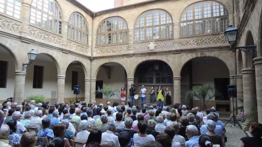 El grupo Ringorrango llena de público el Patio del Hospital de la Piedad.