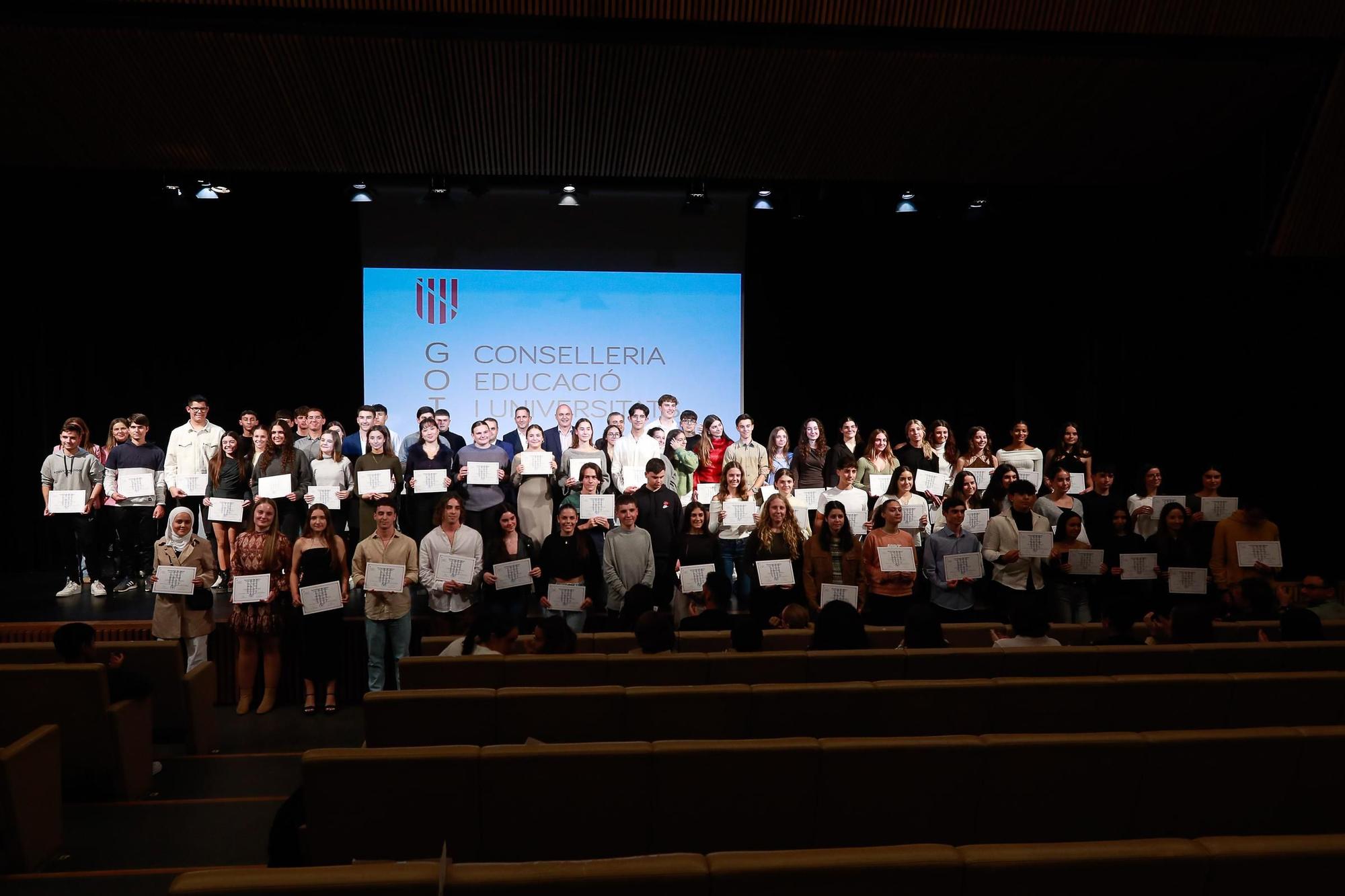 Más de cien alumnos reciben los Premis a l’Esforç i l’Excel·lència de Educación