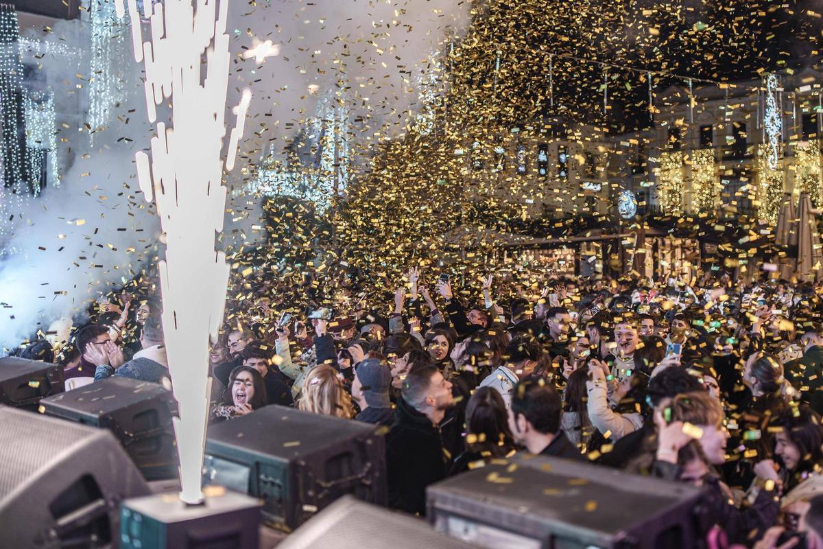 Miles de personas llenaron la plaza de España.