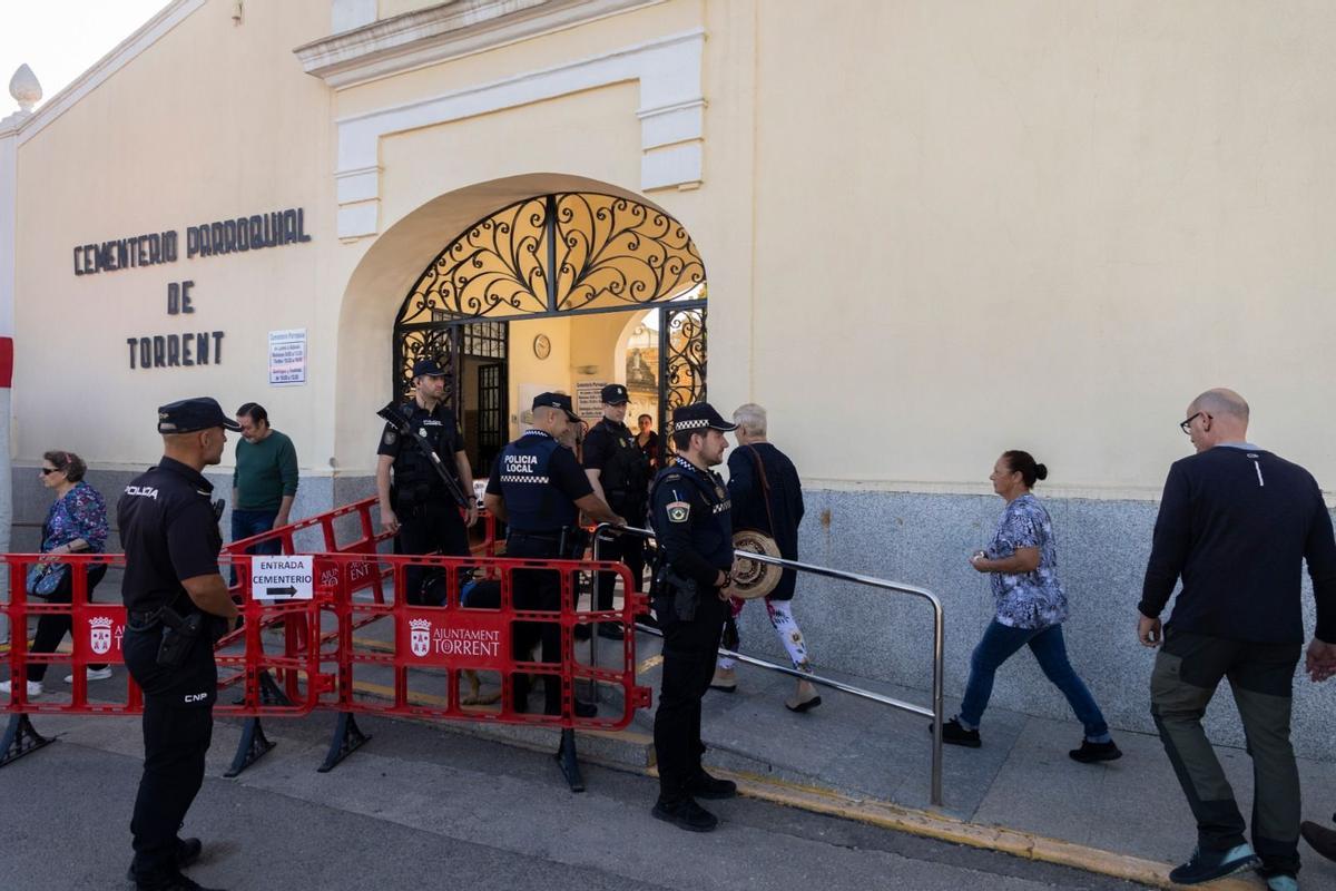Normalidad y mucho control policial en el cementerio de Torrent en el primer aniversario del tiroteo.