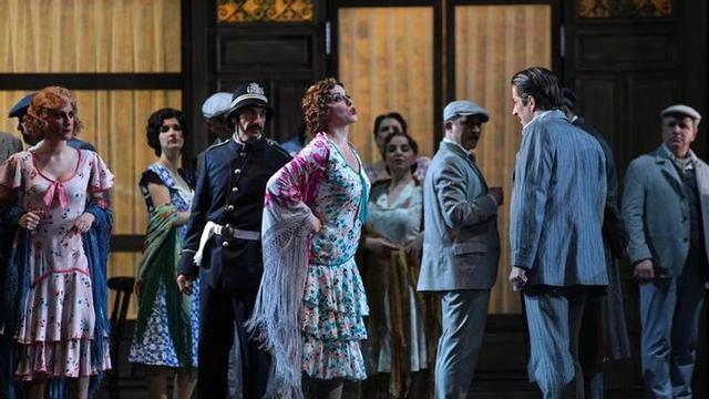 Una función de "La verbena de la Paloma" en el teatro La Maestranza de Sevilla.