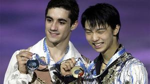 Fernández y Hanyu, con sus respectivas medallas