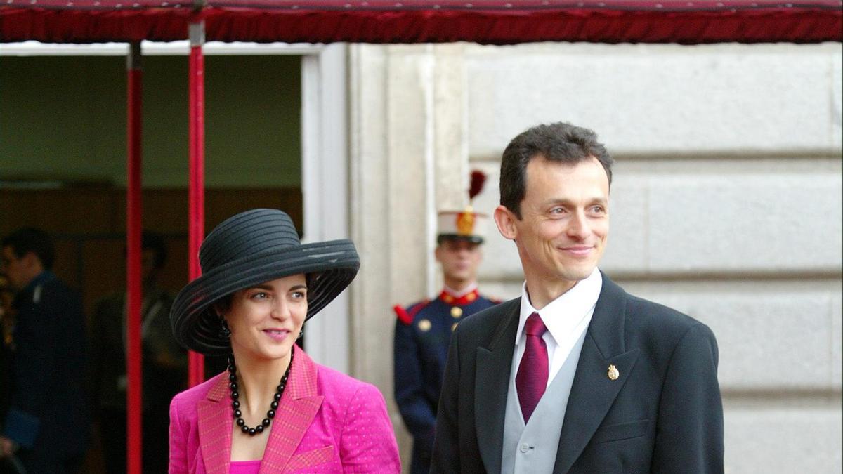 Pedro Duque y Consuelo Femenía, en la boda de Real de don Felipe y doña Letizia