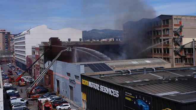 Un incendio en una empresa de cosméticos del Bon Pastor obliga a confinar a los vecinos